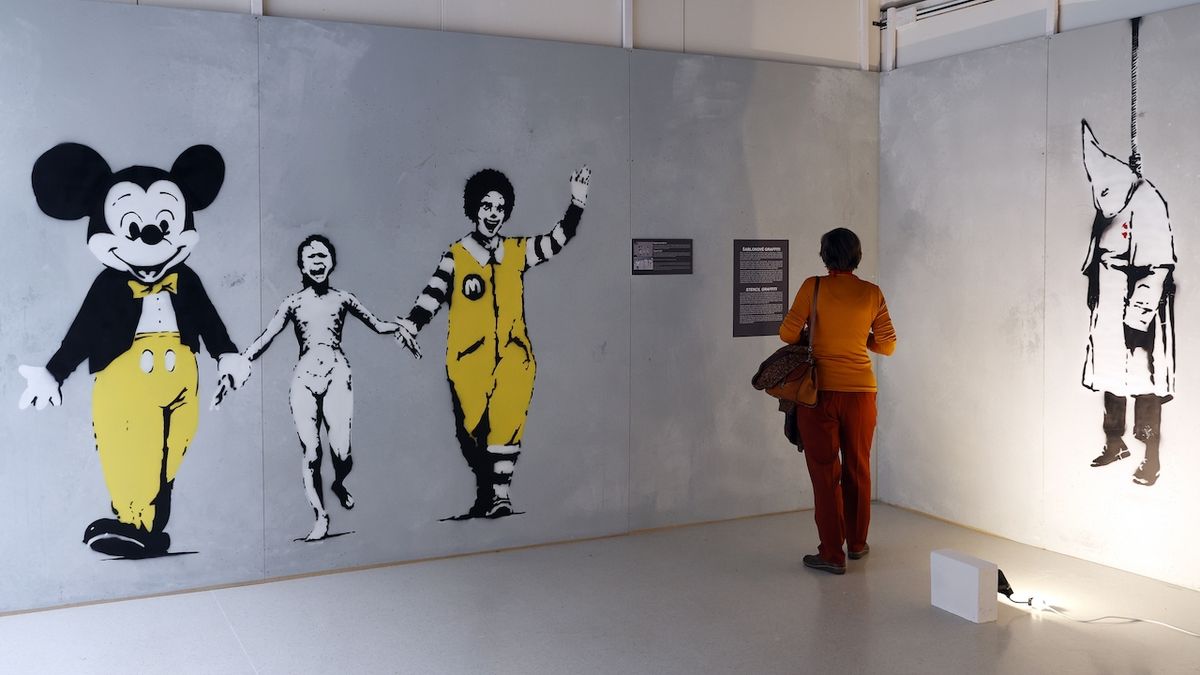 Banksy transformuje ulice do pláten. Jeho díla jsou k vidění v Praze